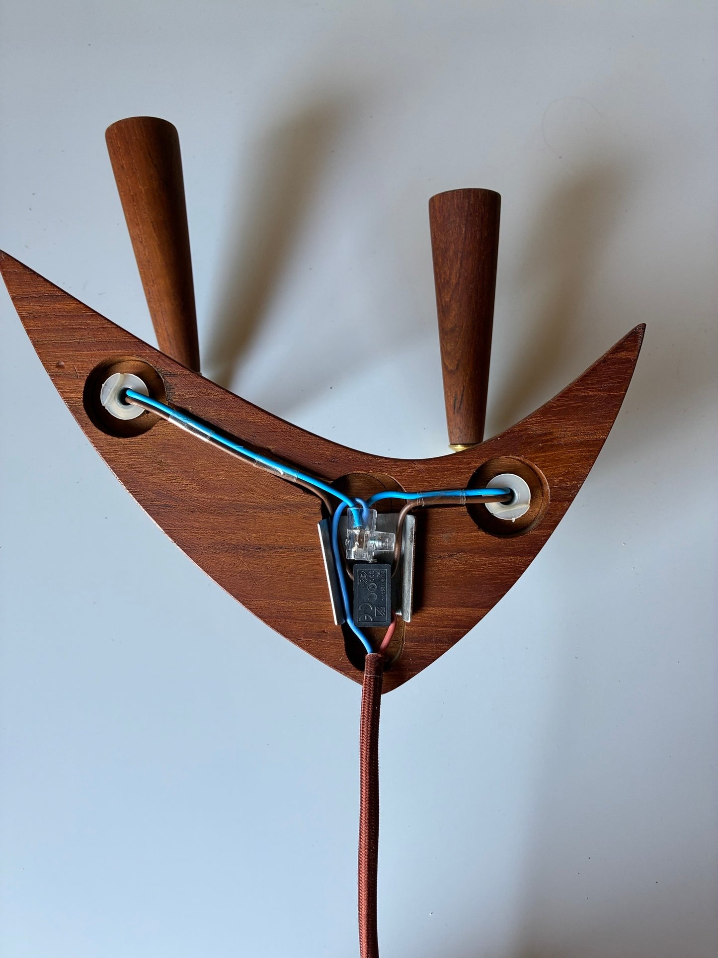 Teak/messing væglampe