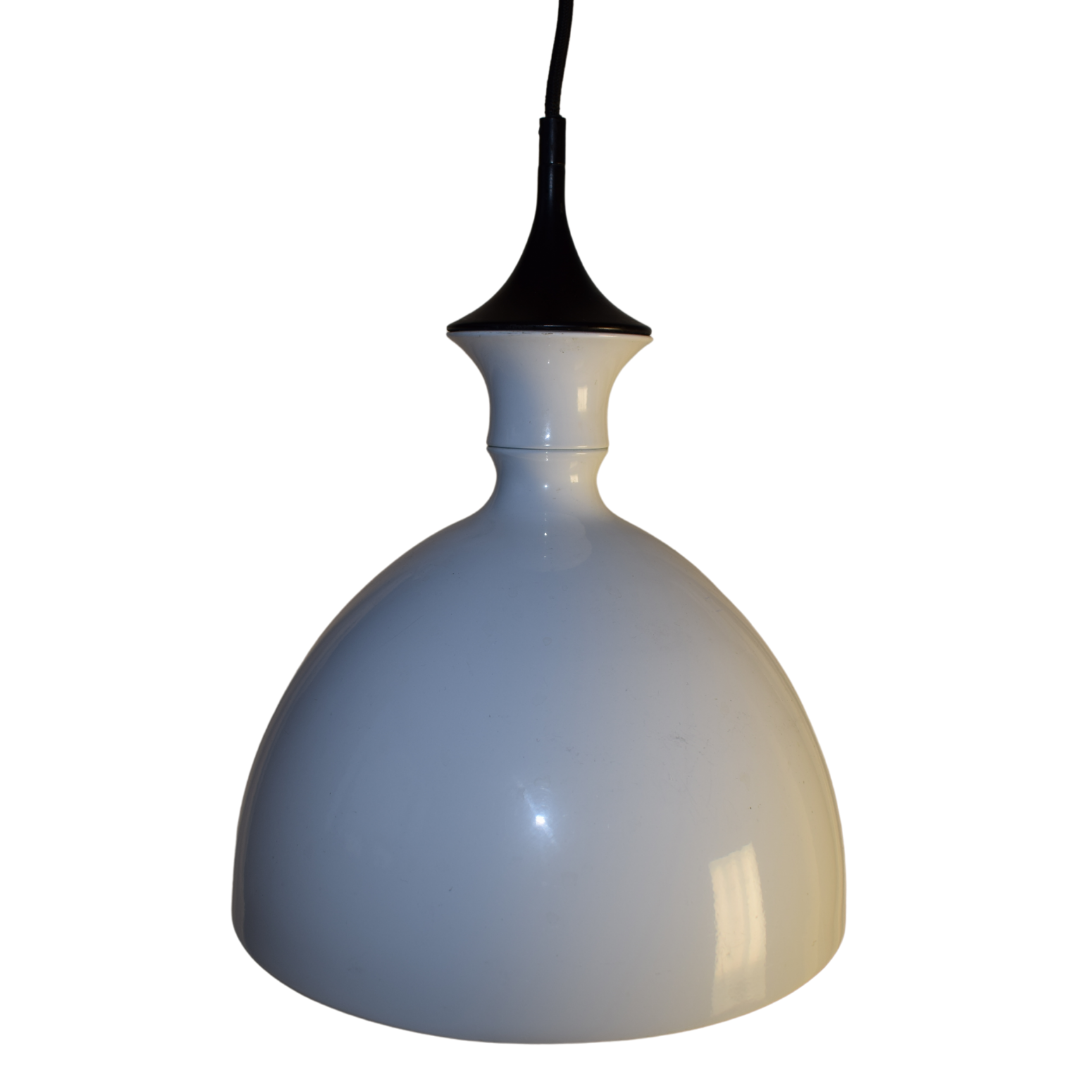 En elegant vintage hvid pendellampe med en kuppelformet skærm, der snævrer ind opad mod en sort, spids top.