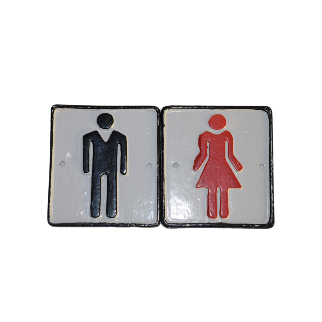 Et sæt vintage toiletskilte med mande- og kvindepiktogrammer i sort og rød på grå baggrund med sort kant.