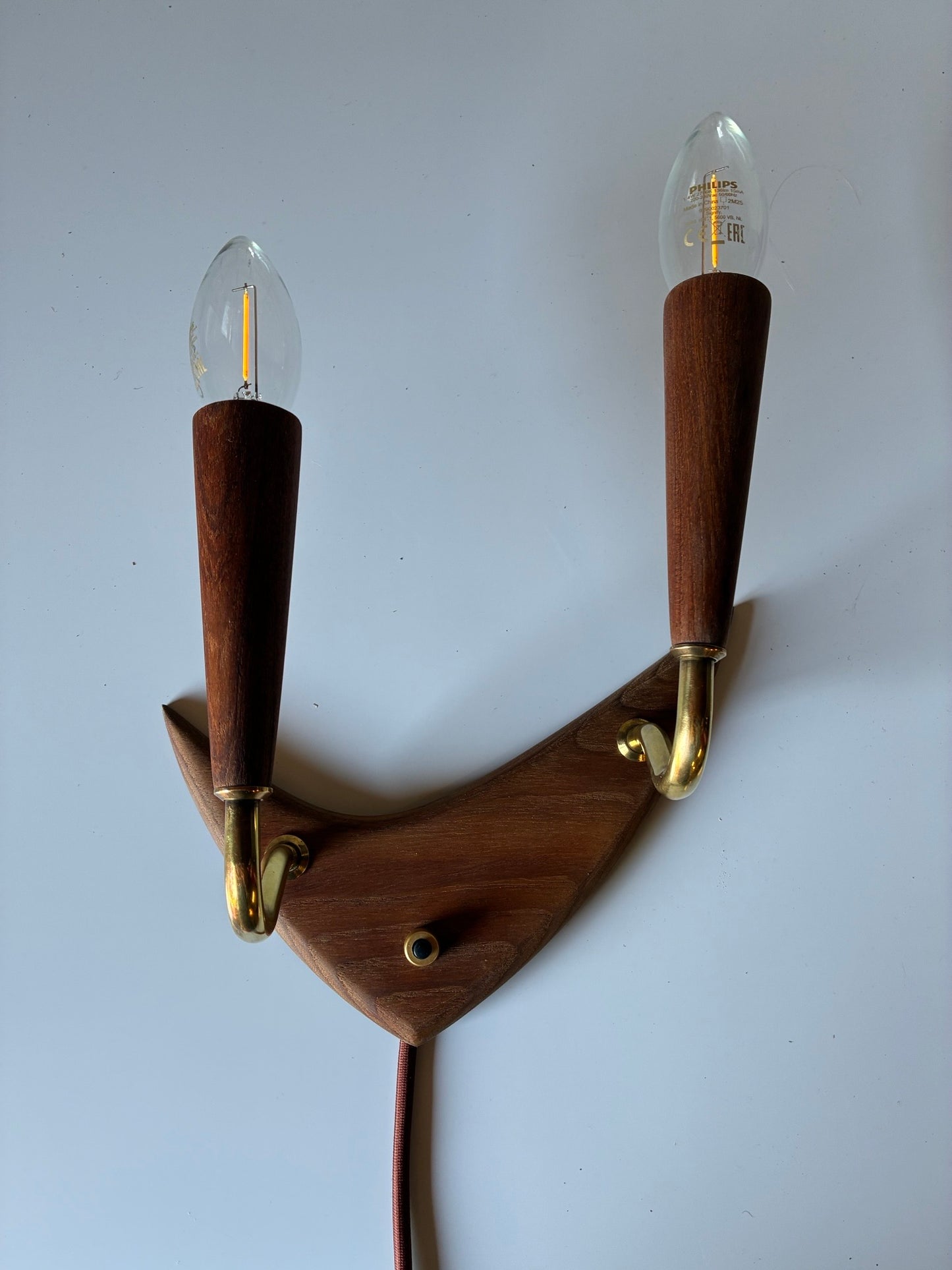 Teak/messing væglampe