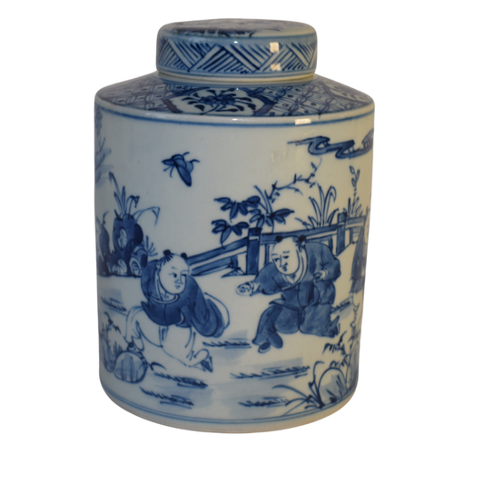 En blå og hvid kinesisk vase med låg, dekoreret med traditionelle scener af figurer i et landskab.