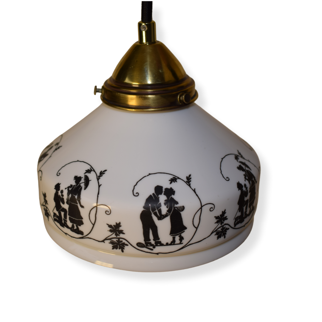 Vintage loftlampe med hvid glaskuppel og sorte silhuetmotiver af dansende par.