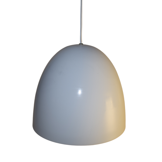 En minimalistisk, hvid kuppelformet pendellampe.