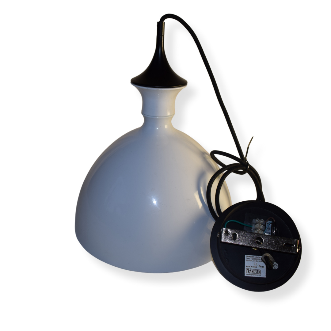 En elegant hvid metal pendellampe med en kuppelformet skærm, sort top og en sort ledning tilsluttet en rund sort loftroset.