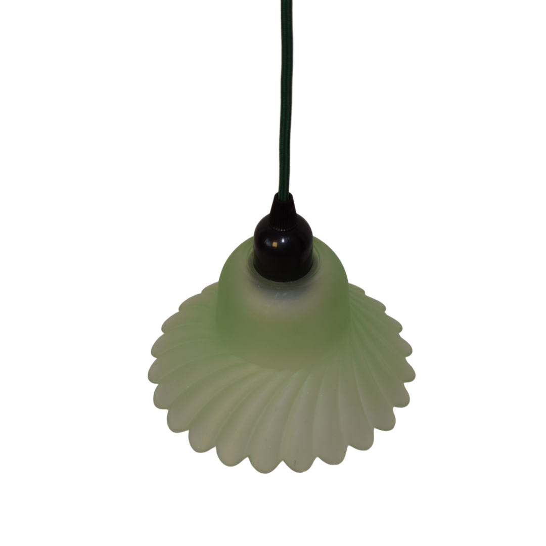 En lysegrøn glasloftlampe med en riflet, bølget skærm og en mørk fatning.