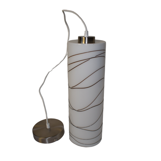 En Paulmann retro glaspendel loftlampe med en cylinderformet hvid skærm og sorte bølgede linjer, ophængt med en hvid ledning og en rund børstet metalroset.