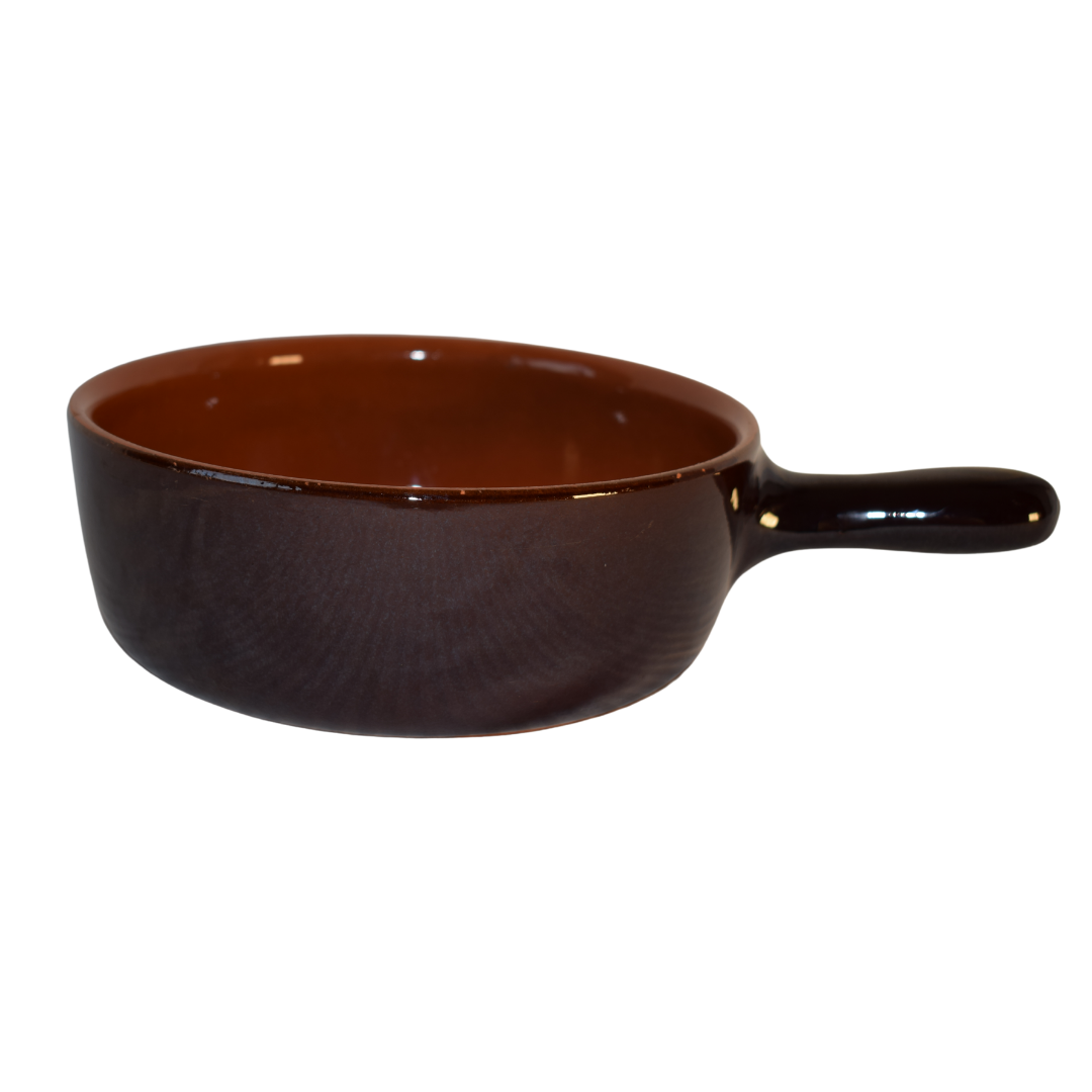 En rustik, oval brun serveringsskål med et håndtag, velegnet som ovnfast skål.