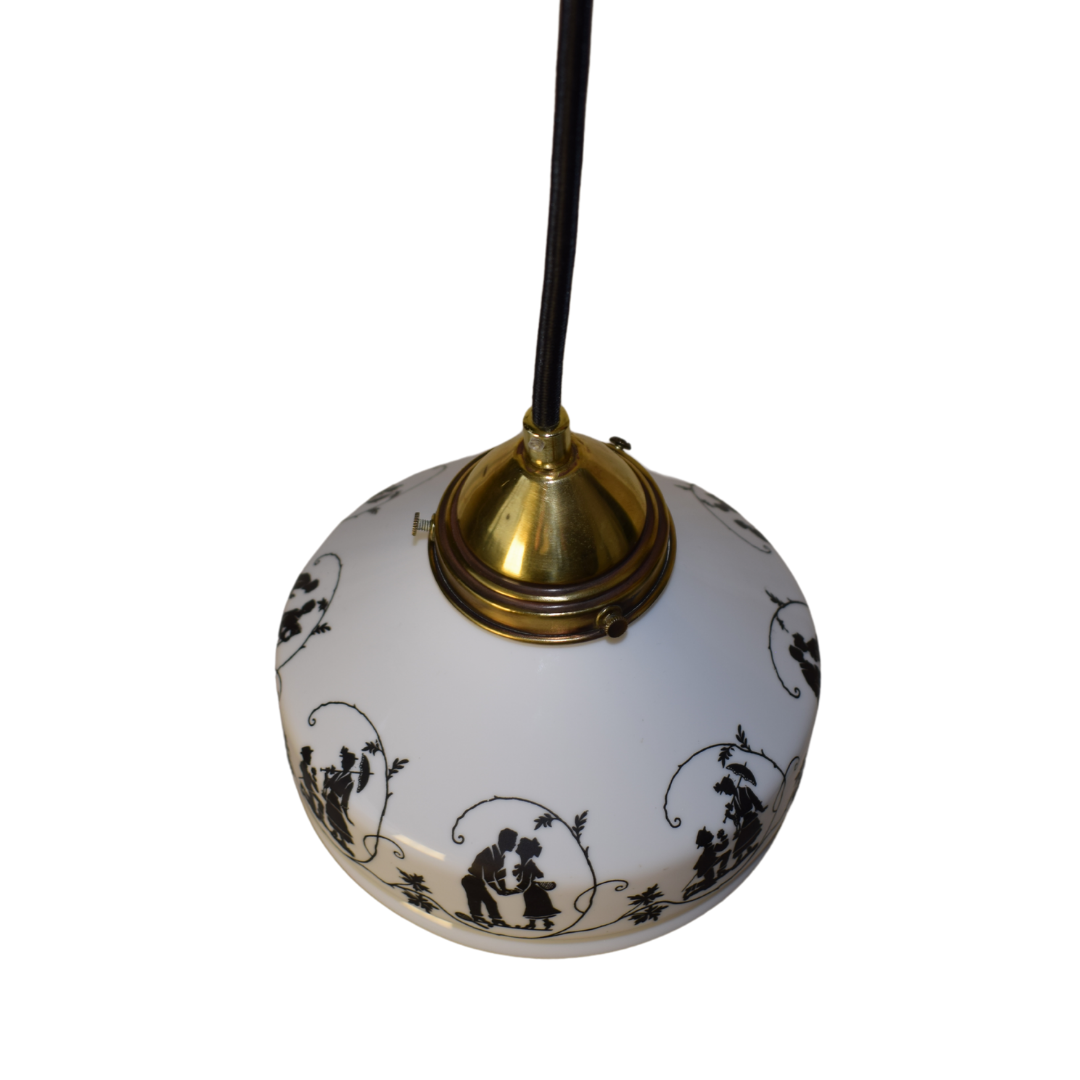 Vintage loftlampe med hvid glaskuppel og sorte silhuetmotiver af dansende par.
