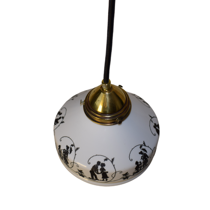 Vintage loftlampe med hvid glaskuppel og sorte silhuetmotiver af dansende par.